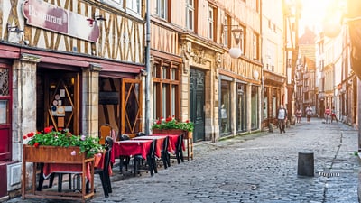 die-altstadt-in-rouen.jpg Strassencafé in malerischer Gasse mit Fachwerkhäusern.