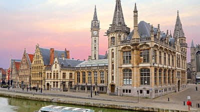 Historische Gebäude am Fluss in der Dämmerung, Boot im Vordergrund.