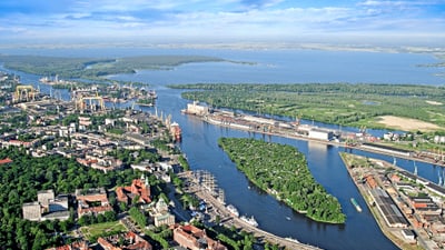 stettin.jpg Luftaufnahme einer Stadt mit Fluss und Hafenanlagen.