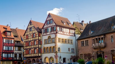 Historische Fachwerkhäuser unter blauem Himmel.