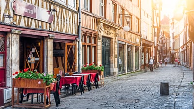 twerenbold_61029.jpg Strassencafé in malerischer Gasse mit Fachwerkhäusern.