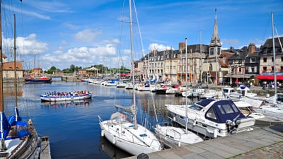 twerenbold_51575.jpg Hafen mit Segelbooten und historischer Architektur im Hintergrund.