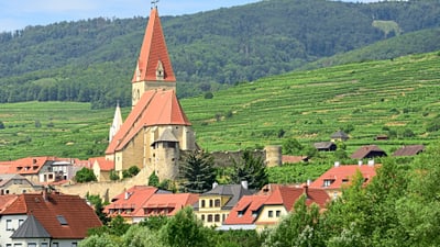 weissenkirchen.jpg Historisches Dorf mit Kirche in hügeliger Landschaft.