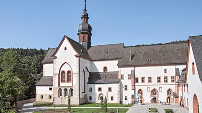 twerenbold_67682.jpg Historisches Klostergebäude mit Turm und Hof.