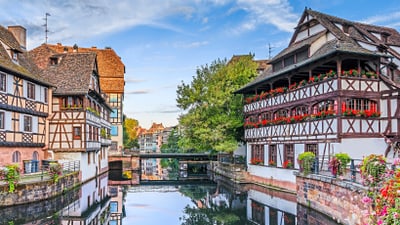 twerenbold_75837.jpg Fachwerkhäuser am Flussufer in malerischem Viertel.
