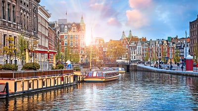 Kanallandschaft in Amsterdam bei Sonnenuntergang.