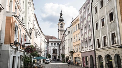 twerenbold_73411.jpg Historische Altstadtstrasse mit Kirche im Hintergrund.