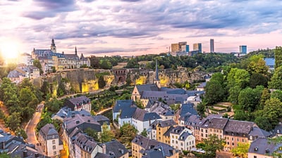 twerenbold_73282.jpg Panorama von Luxemburg-Stadt bei Sonnenuntergang.