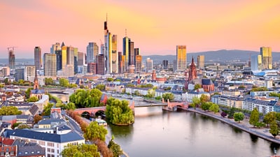 frankfurt.jpg Frankfurter Skyline bei Sonnenuntergang mit Main.