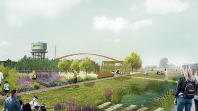 Menschen spazieren in einem Park mit Blumen und Bäumen, im Hintergrund ein Wasserturm und eine Brücke.