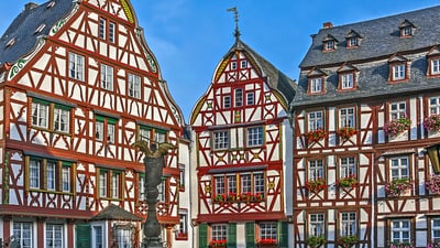 twerenbold_54649.jpg Fachwerkhäuser mit blauen Himmel im Hintergrund.