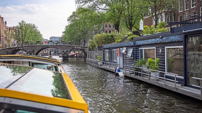 twerenbold_74836.jpg Bootsfahrt entlang einer Amsterdamer Gracht mit Hausbooten.