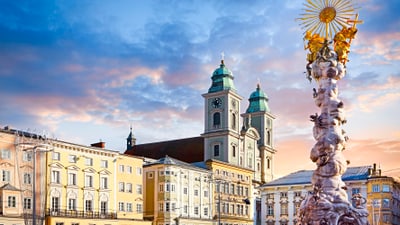 linz.jpg Historische Gebäude und Säule auf dem Hauptplatz von Linz.