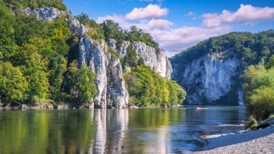 donaudurchbruch-die-tiefste-und-engste-stelle-der-bayerische.jpg Fluss mit Felsen und Bäumen an einem sonnigen Tag.