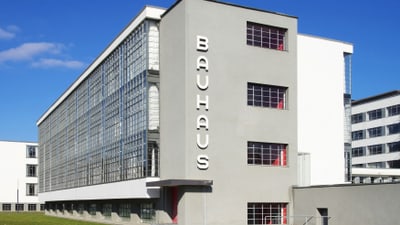 twerenbold_79460.jpg Modernes Gebäude mit Glasfassade und 'Bauhaus' Schriftzug.