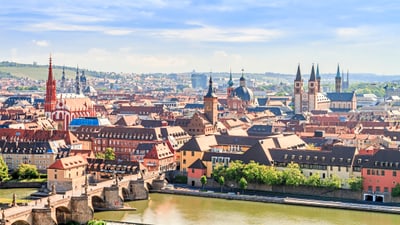 wuerzburg.jpg Panoramablick auf Würzburg mit Brücke und Kirchen.