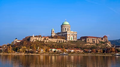 twerenbold_46588.jpg Blick auf die Basilika Esztergom am Flussufer mit blauem Himmel.