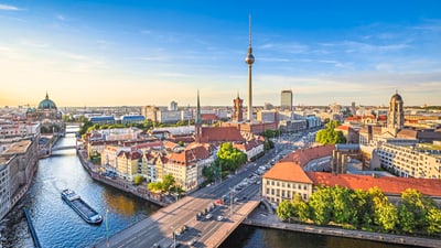 twerenbold_46969.jpg Panoramablick auf Berlin mit Fernsehturm und Spree.