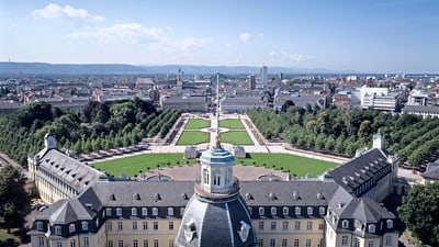 twerenbold_80881.jpg Luftbild des Schlosses Karlsruhe und umliegender Gartenanlagen.