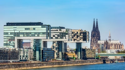 twerenbold_101179.jpg Kranhäuser am Rhein mit Kölner Dom im Hintergrund.