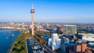 duesseldorf.jpg Luftaufnahme von Düsseldorf mit Rheinturm und modernen Gebäuden.