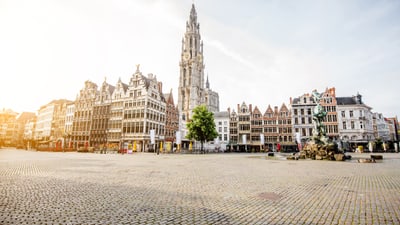 twerenbold_83430.jpg Historischer Platz mit alten Gebäuden und einer Kathedrale im Hintergrund.