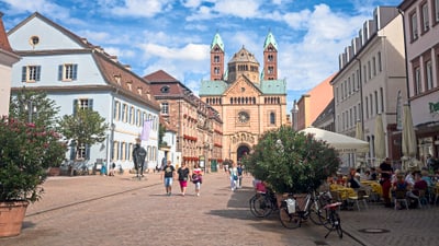 twerenbold_67684.jpg Ansicht der Strasse mit Menschen und historischen Gebäuden.