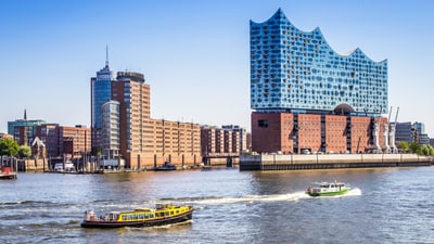 twerenbold_79453.jpg Boote auf der Elbe mit der Elbphilharmonie im Hintergrund.