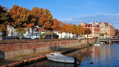 twerenbold_39430.jpg Herbstbäume und Boote an einem malerischen Kanal.