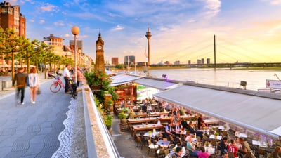 twerenbold_90541.jpg Flussuferpromenade in Düsseldorf mit Rhein, Fernsehturm und Cafés.