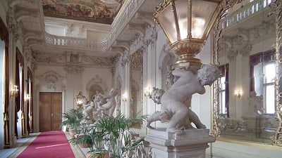 twerenbold_102789.jpg Barocke Galerie mit Statuen, Spiegeln und bemalter Decke.