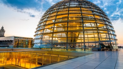 twerenbold_79457.jpg Kuppel des Berliner Reichstags bei Sonnenuntergang.