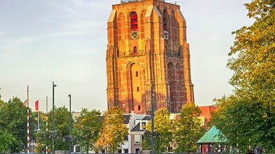 der-schiefe-turm-von-leeuwarden.jpg Alter Kirchturm in Leeuwarden, reflektiert im Wasser.