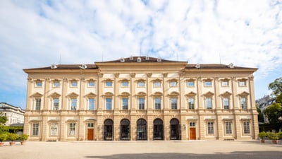 twerenbold_100298.jpg Barockes Gebäude mit vielen Fenstern und blauem Himmel.