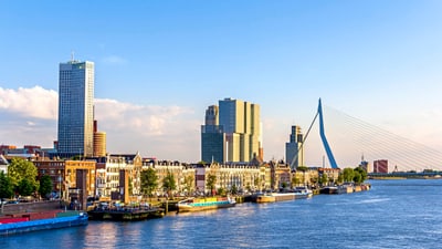 rotterdam.jpg Stadtansicht von Rotterdam mit Brücke und modernen Gebäuden.