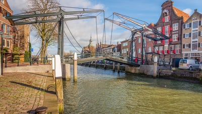 dordrecht.jpg Historische Klappbrücke über Kanal in holländischer Stadt.