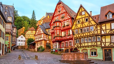 miltenberg.jpg Malerisches Fachwerkhaus in einer gepflasterten Altstadt.
