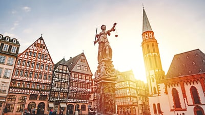 frankfurter-roemer.jpg Fachwerkhäuser und Justitia-Statue in Frankfurt am Main bei Sonnenuntergang.