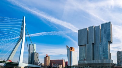 twerenbold_106452.jpg Moderne Stadt mit Brücke und Wolkenkratzern an einem Fluss.