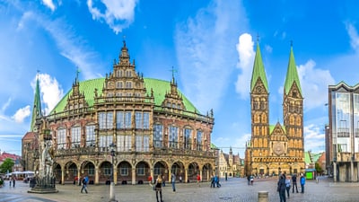 twerenbold_73392.jpg Bremer Rathaus und St. Petri Dom bei klarem Himmel.