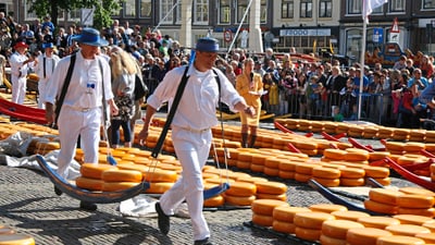 twerenbold_24048.jpg Käseträger auf dem Marktplatz mit Zuschauern.