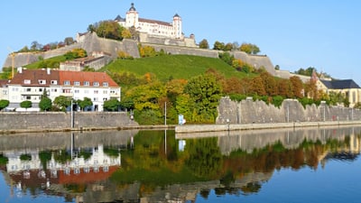 twerenbold_24250.jpg Festung auf Hügel mit Spiegelung im Fluss.