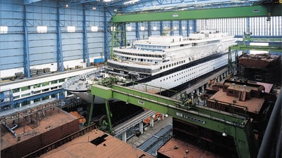 twerenbold_66830.jpg Schiff im Bau in einer grossen Werfthalle.