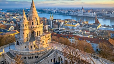 Fischerbastei in Budapest mit Blick auf die Donau und Stadt.