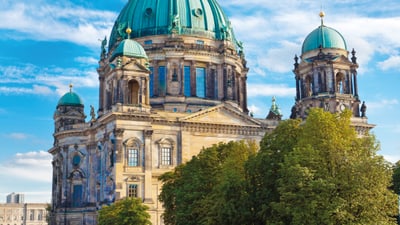 Berliner Dom am Fluss unter blauem Himmel.