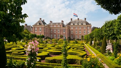 twerenbold_90506.jpg Historische Backsteinvilla mit gepflegtem Garten und Heckenlabyrinth.