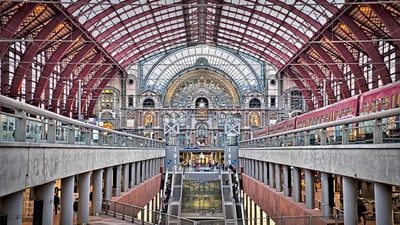 twerenbold_78613.jpg Innenansicht des Bahnhofs mit hohen Glas- und Stahlkonstruktionen.