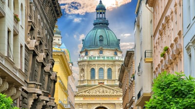 die-koenigin-der-donau-budapest.jpg Strasse in Budapest mit Basilika im Hintergrund.