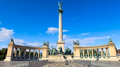 twerenbold_74437.jpg Denkmal auf dem Heldenplatz mit Säule und Statuen.