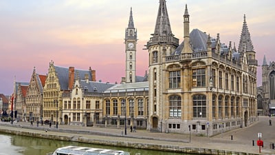 Historische Gebäude und Kanal in Gent bei Sonnenuntergang.